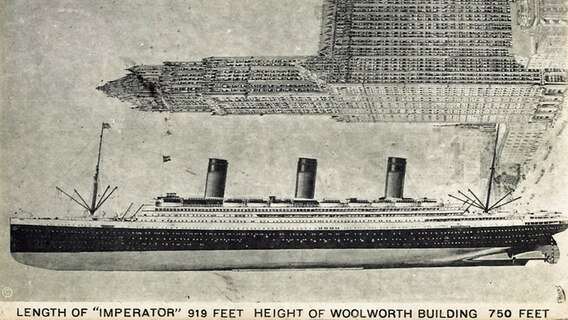 Eine Postkarte zeigt das HAPAG-Schiff "Imperator" und das Woolworth Building in New York im Größenvergleich. © picture alliance / arkivi 
