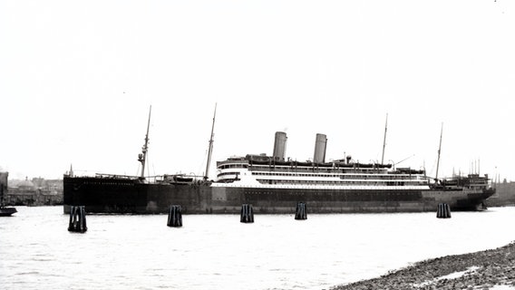 Historische Aufnahme des Dampfschiffs "Kaiserin Auguste Victoria" der Reederei Hapag im Hafen.  