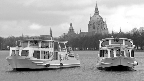 Die Boote "Hannover" und "Deutschland" vor der Kulisse des Rathauses auf dem Maschsee (2004) © picture-alliance / dpa Foto: Holger Hollemann