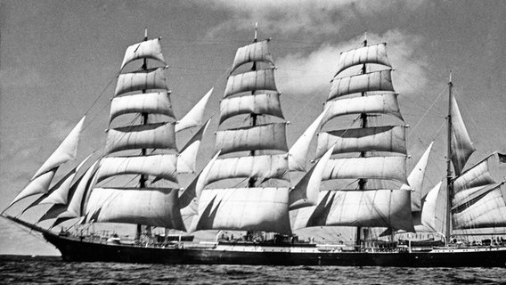 Die Viermastbark "Pamir" in einer 1952 gedrehten und 1959 ausgestrahlten Dokumentation über das Segelschiff. © imago Foto: United Archives