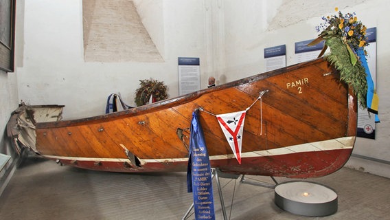 Das Rettungsboot 2 der 1957 gesunkenen "Pamir" in einer Kapelle der Lübecker Jakobikirche. © imago Foto: epd