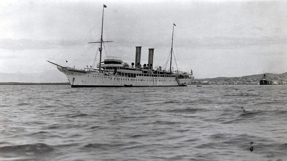 Das erste ausschließlich für Kreuzfahrten gebaute Schiff "Prinzessin Victoria Luise" der Hapag auf einer historischen Aufnahme auf See.  