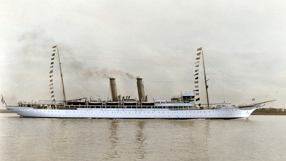 Das erste ausschließlich für Kreuzfahrten gebaute Schiff "Prinzessin Victoria Luise" der Hapag auf einer historischen Aufnahme auf See.  