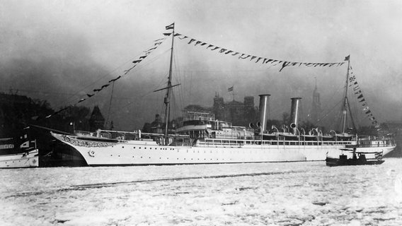 Das erste ausschließlich für Kreuzfahrten gebaute Schiff "Prinzessin Victoria Luise" der Hapag auf einer historischen Aufnahme im Hafen.  