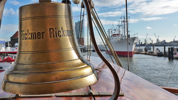 Blick auf die Schiffsglocke der Rickmer Rickmers mit der Cap San Diego im Hintergrund © NDR Foto: Irene Altenmüller