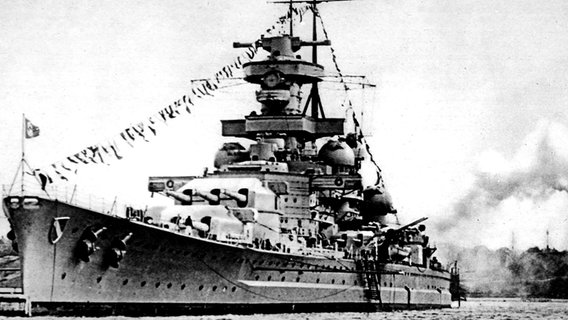 Das Schlachtschiff "Scharnhorst" feuert während des Zweiten Weltkriegs Salven anlässlich Hitlers Geburtstag. © picture-alliance / Illustrated London News Ltd 