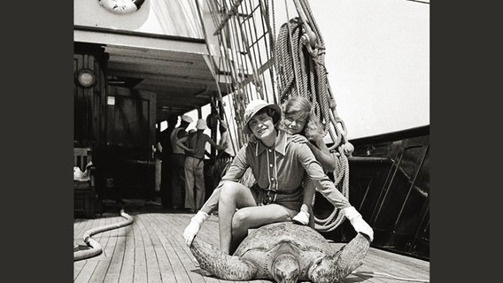 Marjorie Merriweather Post und ihre Tochter Deenie mit einer Riesenschildkröte an Deck der "Sea Cloud" © Sea Cloud Cruises 