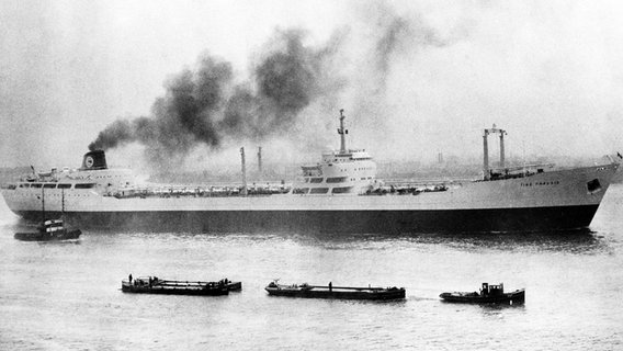Der Supertanker "Tina Onassis" auf der Elbe im Jahr 1953. © imago/ZUMA/Keystone 