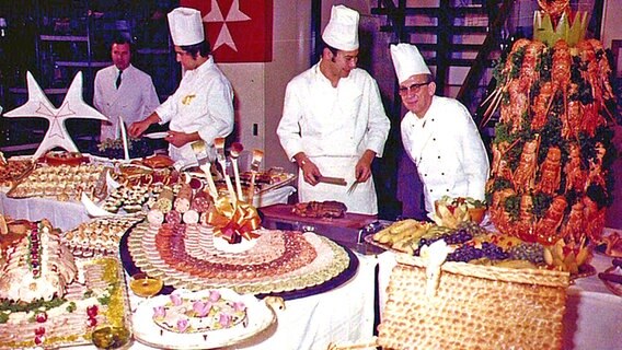 Mitternachtsbuffet auf dem Passagierschiff "Hamburg". © Uwe Noack 