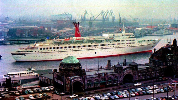 Das Passagierschiff "Hamburg" vor den Hamburger Landungsbrücken. © Uwe Noack 
