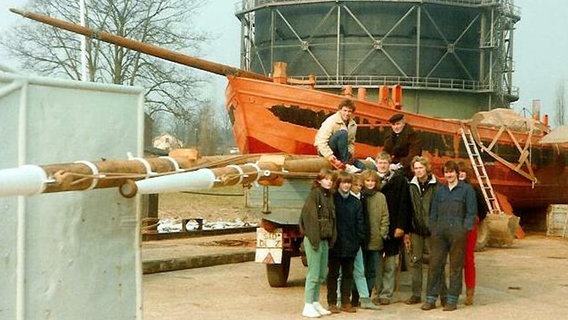 Schülerteam bei der Anlieferung der Masten der "Wilhelmine vom Stade" 1984 © Wilhelmine von Stade e.V. 