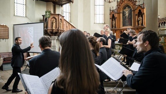 Christoph Schlechter dirigiert den Kammerchor Hannover Christoph Schlechter dirigiert den Kammerchor Hannover © Helge Krückeberg