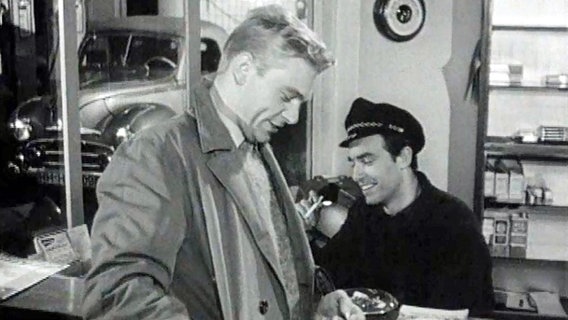 Uwe Friedrich (vorne) und Charles Brauer in einer Szene aus der TV-Serie "Familie Schölermann". © NDR 