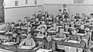 Schulklasse im Jahr 1957 © picture alliance Foto: Horst Schunk