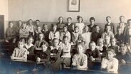 Gruppenbild einer gemischten Schulklasse in Berlin-Lichterfelde (1919) © picture alliance / akg-images 