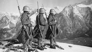 Schweizer Soldaten bei einer Grenzpatrouille 1939 im Hochgebirge zum Schutz des neutralen Schweizer Staatsgebietes. © picture alliance / akg-images | akg-images 
