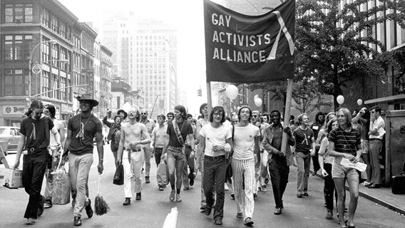 Zwei Jahre nach der Polizei-Razzia im New Yorker Stonewall Inn ziehen 1971 Aktivisten während der Parade zum Tag der Schwulenbefreiung in New York durch die Straßen. © picture alliance/AP Photo Foto: Leonard Fink