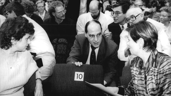 Außerordentlicher Parteitag der SED 1989: Gregor Gysi (M), Mitglied des Arbeitsausschusses der SED, im Gespräch mit Delegierten. © Bundesarchiv Foto: Rainer Mittelstädt