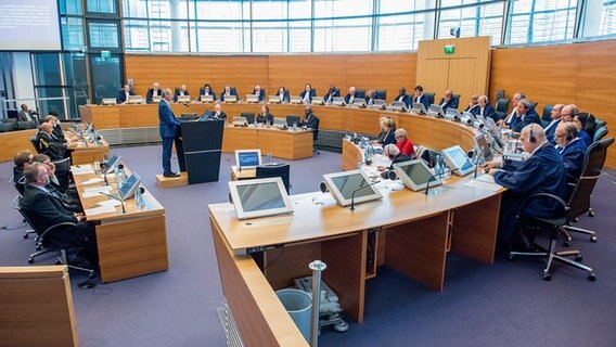 Ein Mann steht bei einer Gerichtsverhandlung im Internationalen Seegerichtshof Hamburg am Rednerpult © Internationaler Seegerichtshof (ITLOS) 