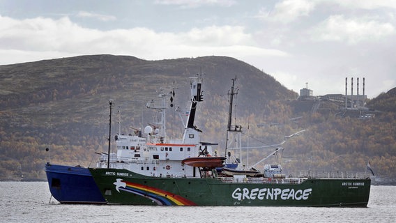 Ein Schiff der russischen Küstenwache eskortiert das Greenpeace-Schiff "Arctic Sunrise" © picture-alliance / ap Foto: Efrem Lukatsky