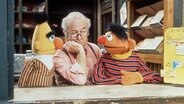 Szene der US-Sesamstraße mit Ernie (r.) und Bert sowie Will Lee als Mr. Hooper / Herr Huber. © IMAGO / Everett Collection: TSDSEST EC030 