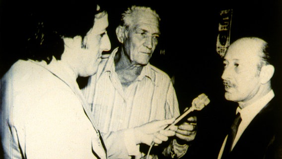 Stanisław Shlomo Szmajzner (r) und Gustav Wagner (m) 1978 auf der Polizeistation in São Paulo, Auszug aus historischem Filmmaterial aus dem Privatarchiv von Stanisław Szmajzner. © NDR 