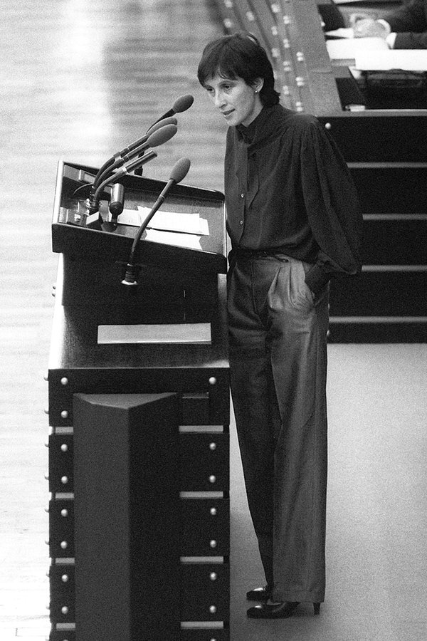 Heide Simonis während einer Haushaltsdebatte 1982 im Deutschen Bundestag. © picture-alliance/ dpa Foto: Fritz Fischer