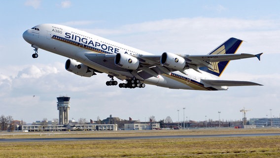 Ein Flugzeug des Typs Airbus A380 der Fluggesellschaft Singapore Airlines beim Start. © Airbus/F. Espinasse 