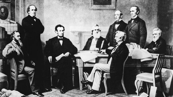 Ein Gemälde von Carpenter zeigt die Proklamation der Sklavenbefreiung durch Präsident Abraham Lincoln (3.v.l.) am 22. September 1862, durch die vom 1. Januar 1863 den Sklaven die Freiheit verliehen wurde © picture alliance / akg-images 
