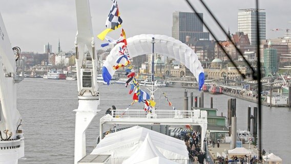 Die Taufe der MS Beluga mit einem SkySail am 15.12.2007 in Hamburg © picture-alliance/dpa Foto: Jens Ressing