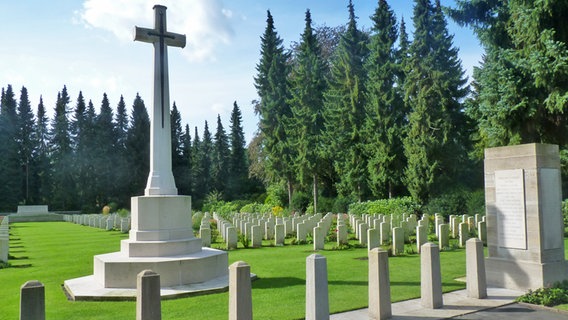 Britische Soldatengräber des Ersten Weltkriegs auf dem Friedhof in Hamburg-Ohlsdorf © NDR Foto: Irene Altenmüller
