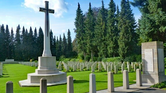 Britische Soldatengräber des Ersten Weltkriegs auf dem Friedhof in Hamburg-Ohlsdorf © NDR Foto: Irene Altenmüller