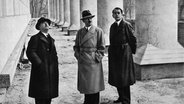 Architekt Leonhard Gall (l), Adolf Hitler (m) und Architekt Albert Speer Mitte der 1930er-Jahre am Haus der Deutschen Kunst in München © picture-alliance / Mary Evans Picture Library 