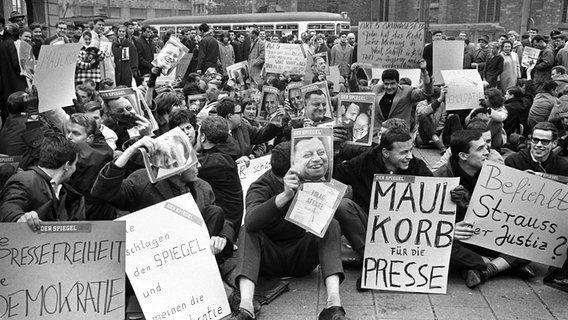 Eine Gruppe von Studenten demonstriert am 30. Oktober 1962 vor der Frankfurter Hauptwache gegen die Verhaftung von "Spiegel" - Redakteuren mit einem Sitzstreik. © picture-alliance/ dpa Foto: Goettert