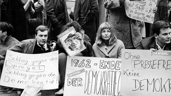 Eine Gruppe von Studenten demonstriert am 30. Oktober 1962 vor der Frankfurter Hauptwache mit einem Sitzstreik gegen die Verhaftung von "Spiegel"-Redakteuren. Eine Gruppe von Studenten demonstriert am 30. Oktober 1962 vor der Frankfurter Hauptwache mit einem Sitzstreik gegen die Verhaftung von "Spiegel"-Redakteuren. © picture-alliance / dpa Foto: Goettert
