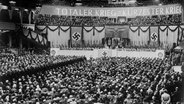 Blick auf den vollbesetzten Berliner Sportpalast während der Rede des Reichspropagandaministers Joseph Goebbels am 18. Februar 1943. © picture-alliance / akg-images 