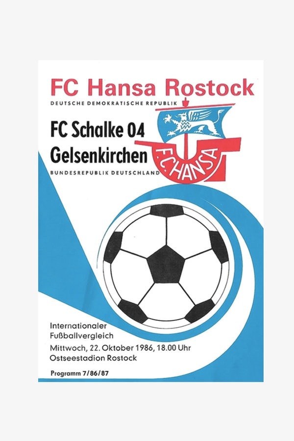 Der Titel des Stadionhefts kündigt das Spiel Hansa Rostock gegen Schalke 04 1986 als "internationalen Fußballvergleich" an. © NDR 