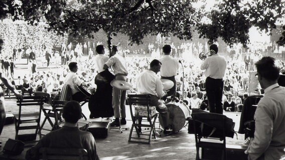 Die Riverside Jazzband tritt 1969 im Stadtpark auf (historische Aufnahme). © Karsten Jahnke Konzertdirektion 