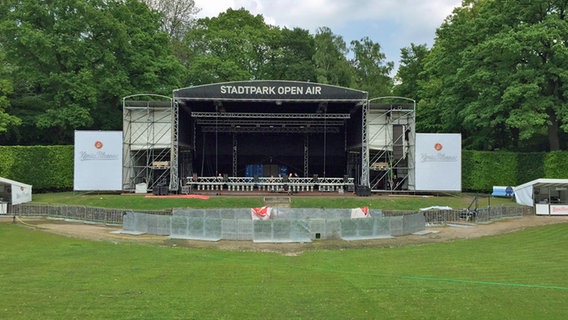 Aufbau der Freilichtbühne für Stadtpark Open Air 2016 © Karsten Jahnke Konzertdirektion 