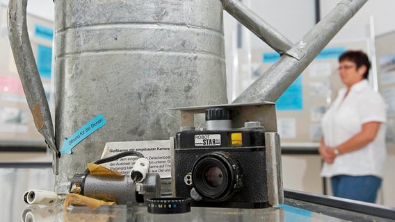 Überwachungstechnik der Stasi: Im Rahmen der Ausstellung "Verdeckt und getarnt" steht 2008 eine mit einer Kamera präparierte Gießkanne. © picture alliance / ASSOCIATED PRESS Foto: Jens Meyer