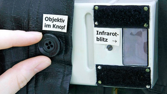 Überwachungstechnik der Stasi: Im Rahmen der Ausstellung "Verdeckt und getarnt" sind 2008 eine Kamera in einem Knopf und ein Infrarotblitz zu sehen. © picture alliance / ASSOCIATED PRESS Foto: Jens Meyer