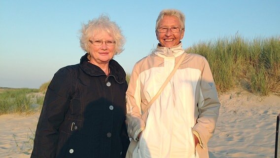 Karin Dmoch und Karin Frey am Strand von Borkum. © NDR Foto: Christina Hofmeier