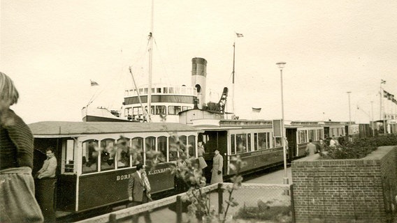 Die "Borkumer Kleinbahn" in den 1950er-Jahren. Im Hintergrund die Fähre, die Borkum mit dem Festland verbindet. © Familie Dmoch Foto: Familie Dmoch