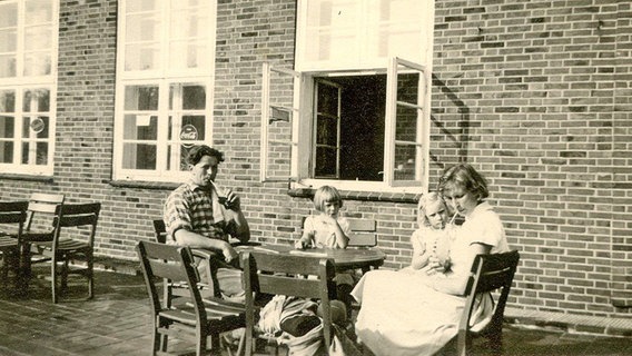 Flüchtlingsfamilie Götze im Heim für DDR-Flüchtlinge auf Borkum. © Familie Dmoch Foto: Familie Dmoch