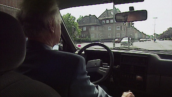 Der ehemalige Stasi-Spion Karl Gebauer, während Drehaufnahmen für den NDR 1999. © NDR Kulturjournal Foto: NDR Kulturjournal