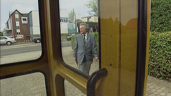 Der ehemalige Stasi-Spion Karl Gebauer bei Drehaufnahmen mit dem NDR 1999. © NDR Kulturjournal Foto: NDR Kulturjournal