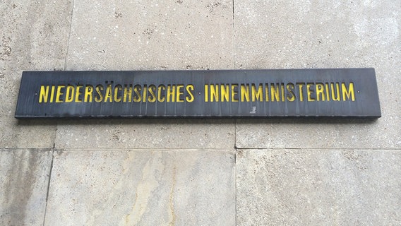 Ein Schild am niedersächsischen Innenministerium. © NDR 