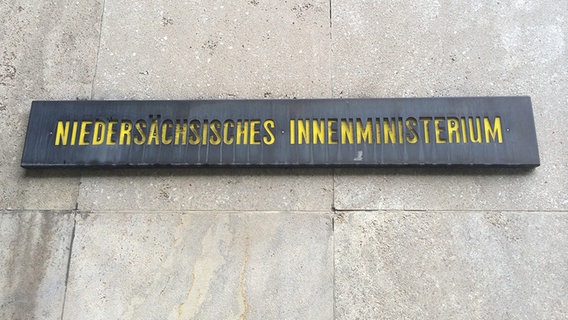 Ein Schild am niedersächsischen Innenministerium. Ein Schild am niedersächsischen Innenministerium. © NDR