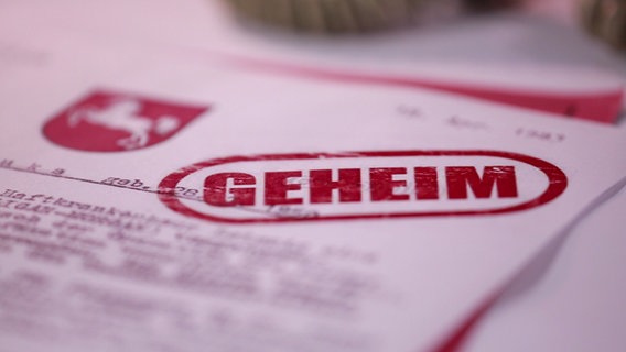 Ein Stempel "Geheim" auf einem Dokument. (Nachgestellte Szene) Ein Stempel "Geheim" auf einem Dokument. (Nachgestellte Szene) © NDR