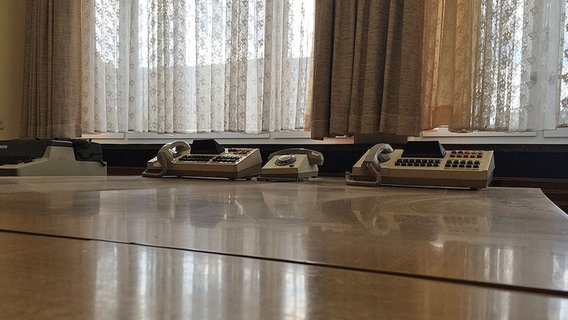 Telefone stehen auf einem Schreibtisch in der Stasi-Hauptzentrale in Berlin. © NDR 